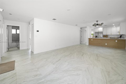 Casa en venta en Hallandale Beach, Florida, 3 dormitorios, 117.52 m2 № 1818686 - foto 14