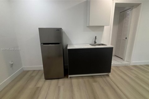 Снять в аренду коммерческую недвижимость в Пемброк-Пайнс, Флорида 1 спальня, № 1997279 - фото 2