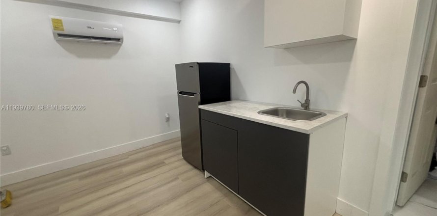 Коммерческая недвижимость в Пемброк-Пайнс, Флорида 1 спальня № 1997279