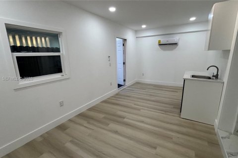 Снять в аренду коммерческую недвижимость в Пемброк-Пайнс, Флорида 1 спальня, № 1997279 - фото 5