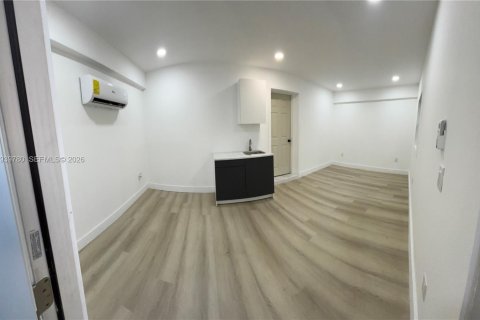 Снять в аренду коммерческую недвижимость в Пемброк-Пайнс, Флорида 1 спальня, № 1997279 - фото 6