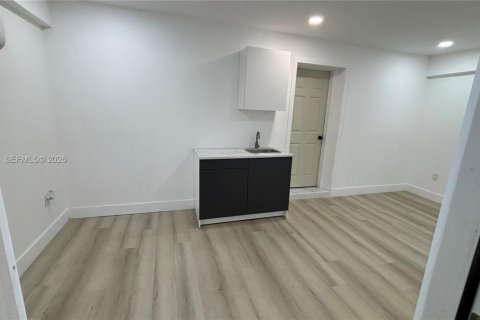 Снять в аренду коммерческую недвижимость в Пемброк-Пайнс, Флорида 1 спальня, № 1997279 - фото 3