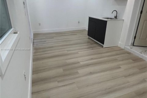 Снять в аренду коммерческую недвижимость в Пемброк-Пайнс, Флорида 1 спальня, № 1997279 - фото 4