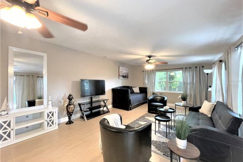 House in Saint Petersburg, Florida 3 bedrooms, 145.02 sq.m. № 1824544 - photo 16