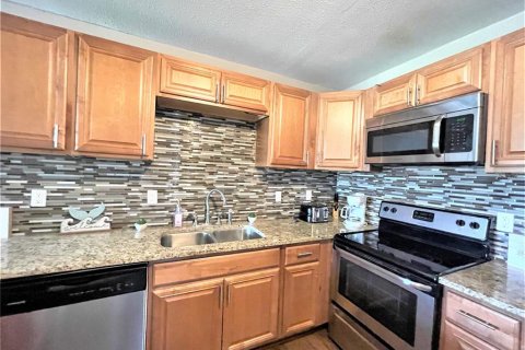 House in Saint Petersburg, Florida 3 bedrooms, 145.02 sq.m. № 1824544 - photo 7