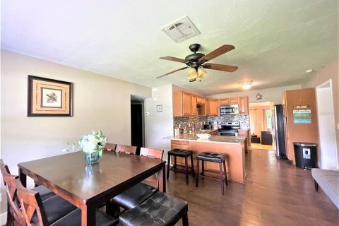 House in Saint Petersburg, Florida 3 bedrooms, 145.02 sq.m. № 1824544 - photo 5