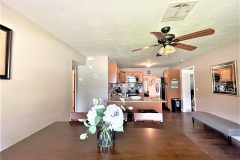 House in Saint Petersburg, Florida 3 bedrooms, 145.02 sq.m. № 1824544 - photo 12