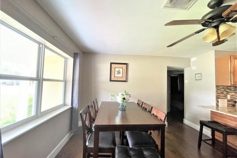 House in Saint Petersburg, Florida 3 bedrooms, 145.02 sq.m. № 1824544 - photo 4