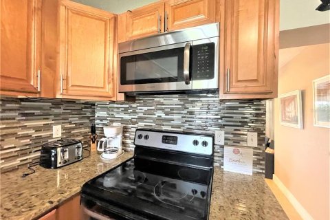 House in Saint Petersburg, Florida 3 bedrooms, 145.02 sq.m. № 1824544 - photo 9