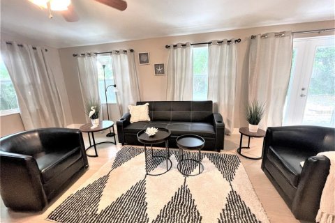House in Saint Petersburg, Florida 3 bedrooms, 145.02 sq.m. № 1824544 - photo 14