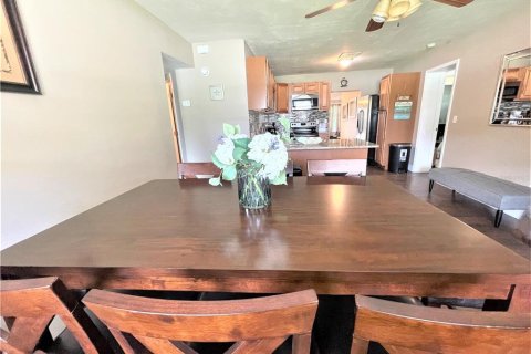 House in Saint Petersburg, Florida 3 bedrooms, 145.02 sq.m. № 1824544 - photo 11
