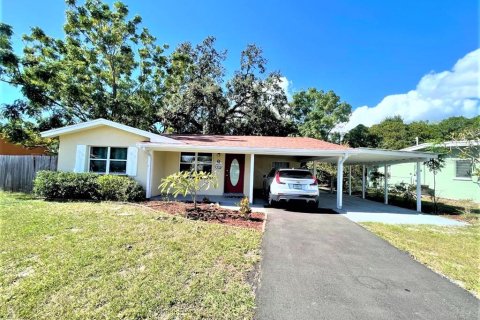House in Saint Petersburg, Florida 3 bedrooms, 145.02 sq.m. № 1824544 - photo 1
