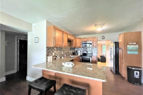 House in Saint Petersburg, Florida 3 bedrooms, 145.02 sq.m. № 1824544 - photo 2