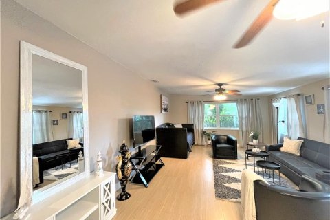 House in Saint Petersburg, Florida 3 bedrooms, 145.02 sq.m. № 1824544 - photo 15
