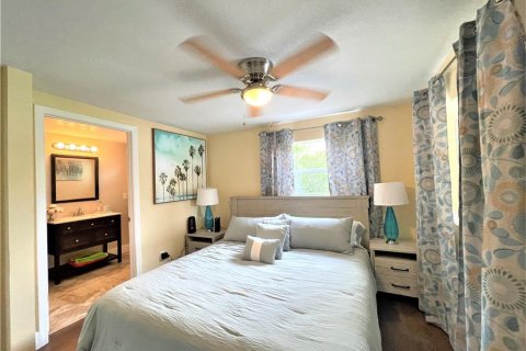 House in Saint Petersburg, Florida 3 bedrooms, 145.02 sq.m. № 1824544 - photo 17
