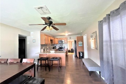 House in Saint Petersburg, Florida 3 bedrooms, 145.02 sq.m. № 1824544 - photo 6