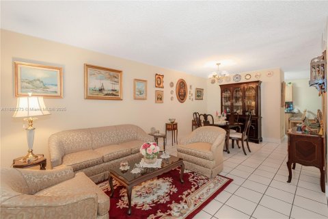 Купить кондоминиум в Майами, Флорида 3 спальни, 104.05м2, № 1978060 - фото 28