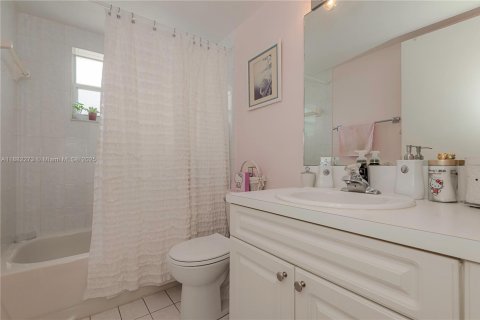 Купить кондоминиум в Майами, Флорида 3 спальни, 104.05м2, № 1978060 - фото 17