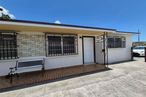 Villa ou maison à louer à Hialeah, Floride: 2 chambres, 150.5 m2 № 1875644 - photo 5