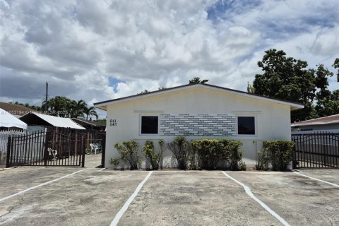 Villa ou maison à louer à Hialeah, Floride: 2 chambres, 150.5 m2 № 1875644 - photo 1