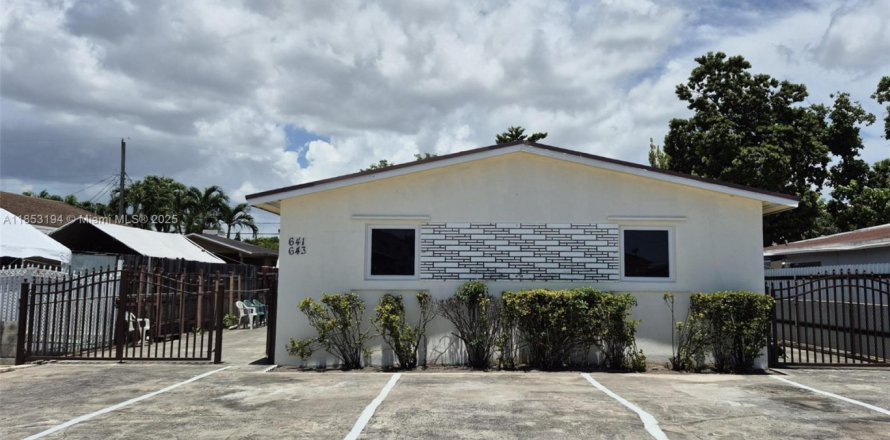 Villa ou maison à Hialeah, Floride 2 chambres, 150.5 m2 № 1875644
