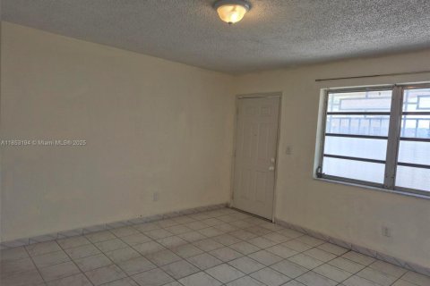Villa ou maison à louer à Hialeah, Floride: 2 chambres, 150.5 m2 № 1875644 - photo 6