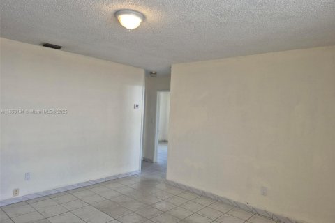 Villa ou maison à louer à Hialeah, Floride: 2 chambres, 150.5 m2 № 1875644 - photo 8