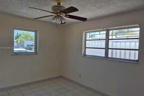 Villa ou maison à louer à Hialeah, Floride: 2 chambres, 150.5 m2 № 1875644 - photo 14