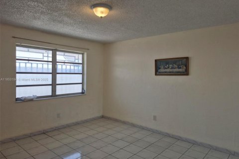 Villa ou maison à louer à Hialeah, Floride: 2 chambres, 150.5 m2 № 1875644 - photo 7