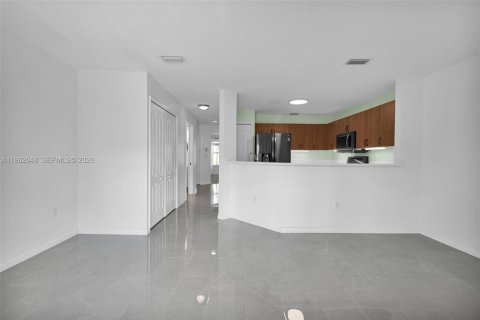 Townhouse in Miramar, Florida 3 bedrooms, 137.5 sq.m. № 2024091 - photo 9