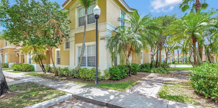 Townhouse in Miramar, Florida 3 bedrooms, 137.5 sq.m. № 2024091