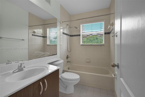 Townhouse in Miramar, Florida 3 bedrooms, 137.5 sq.m. № 2024091 - photo 21