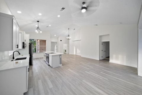 House in Port St. Lucie, Florida 3 bedrooms, 154.12 sq.m. № 2414283 - photo 9