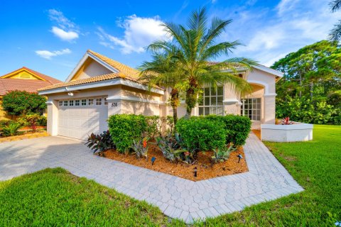 House in Port St. Lucie, Florida 3 bedrooms, 154.12 sq.m. № 2414283 - photo 2