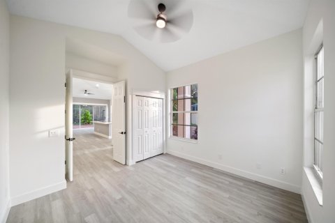 House in Port St. Lucie, Florida 3 bedrooms, 154.12 sq.m. № 2414283 - photo 11