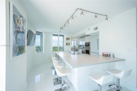 Кондоминиум с 3 спальнями в Майами-Бич, Флорида № 2032035