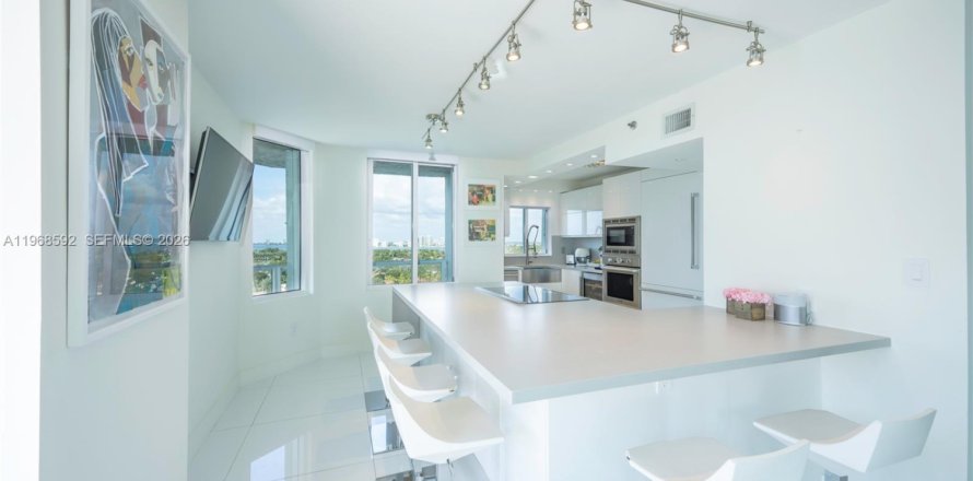 Кондоминиум с 3 спальнями в Майами-Бич, Флорида № 2032035