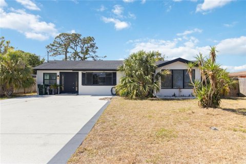 House in Englewood, Florida 3 bedrooms, 141.58 sq.m. № 1732466 - photo 1
