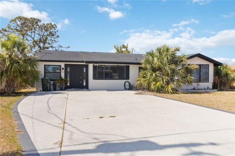 House in Englewood, Florida 3 bedrooms, 141.58 sq.m. № 1732466 - photo 2
