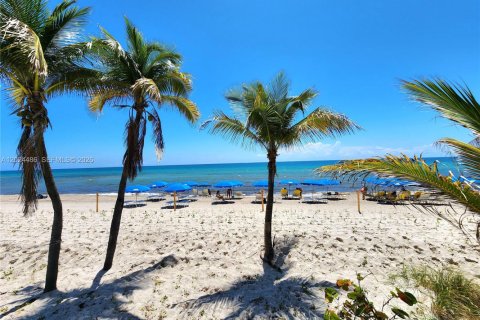 Condominio en alquiler en Hallandale Beach, Florida, 2 dormitorios, 115.94 m2 № 2088218 - foto 25