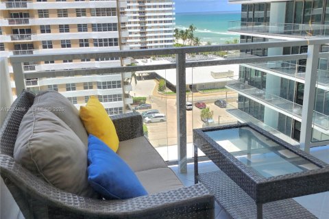 Condominio en Hallandale Beach, Florida, 2 dormitorios № 2088218