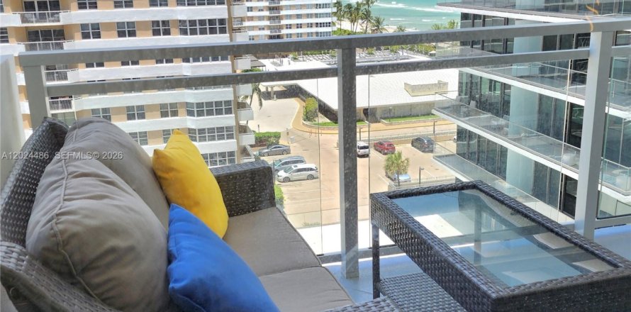 Condominio en Hallandale Beach, Florida, 2 dormitorios № 2088218