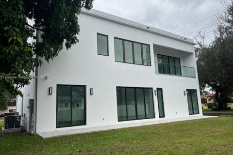 House in Miami Springs, Florida 4 bedrooms, 311.22 sq.m. № 1935075 - photo 5