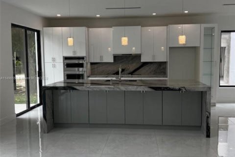 House in Miami Springs, Florida 4 bedrooms, 311.22 sq.m. № 1935075 - photo 9