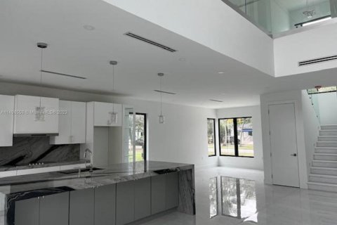 House in Miami Springs, Florida 4 bedrooms, 311.22 sq.m. № 1935075 - photo 8