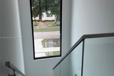 House in Miami Springs, Florida 4 bedrooms, 311.22 sq.m. № 1935075 - photo 16