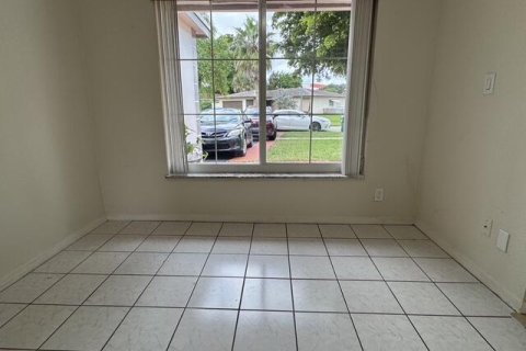 Villa ou maison à vendre à Tamarac, Floride: 3 chambres, 143.16 m2 № 2388449 - photo 8