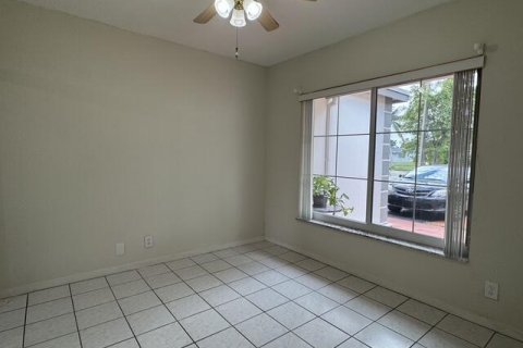 Villa ou maison à vendre à Tamarac, Floride: 3 chambres, 143.16 m2 № 2388449 - photo 9