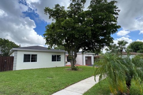 Villa ou maison à vendre à Tamarac, Floride: 3 chambres, 143.16 m2 № 2388449 - photo 3