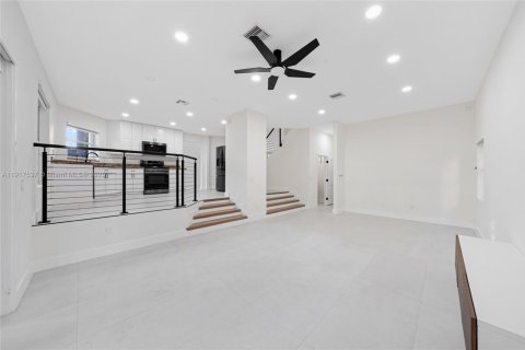 Villa ou maison à vendre à Pembroke Pines, Floride: 4 chambres, 233.46 m2 № 1973871 - photo 7